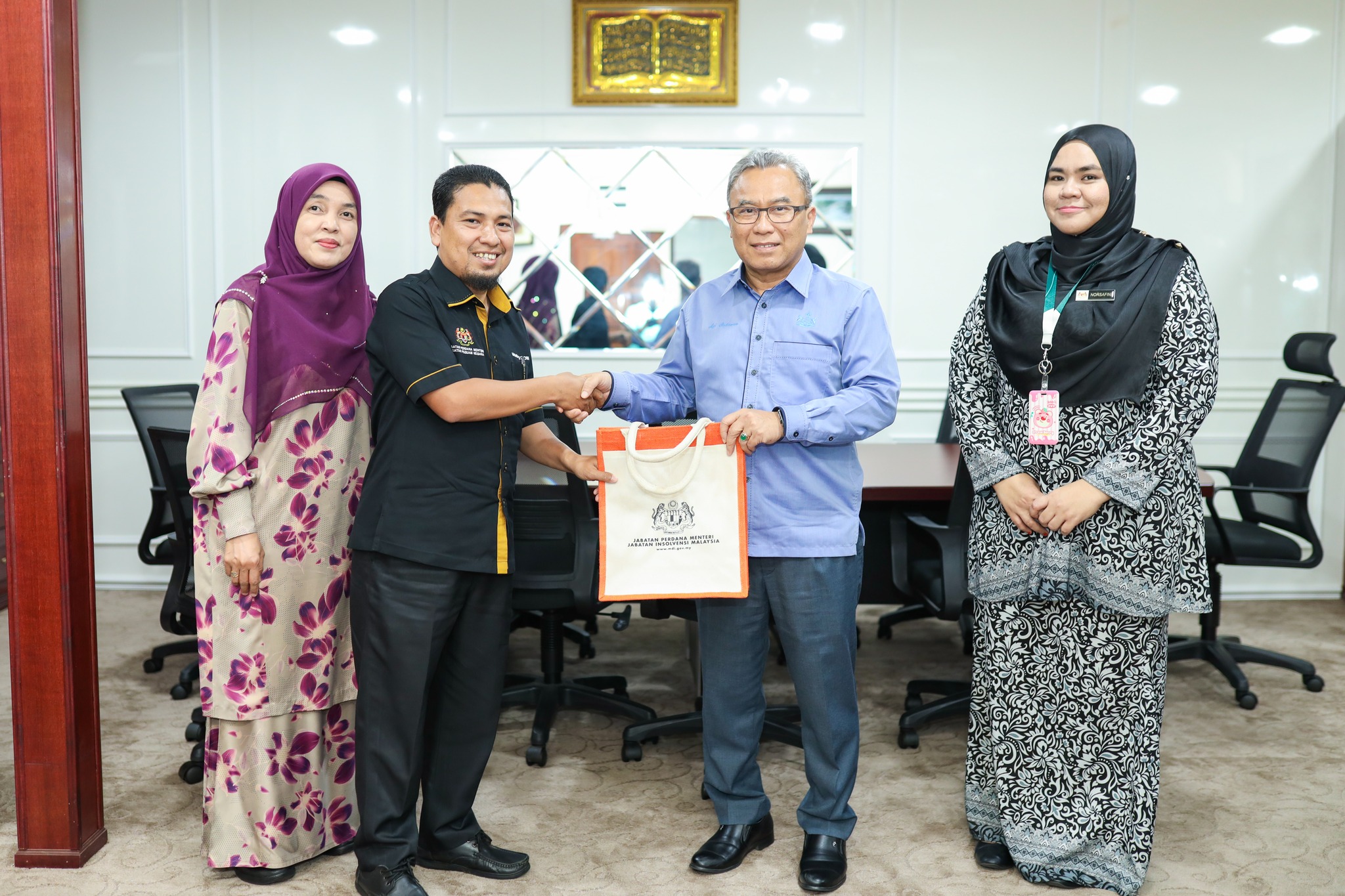 KUNJUNGAN HORMAT PENGARAH INSOLVENSI KE PEJABAT YDP MPKB-BRI