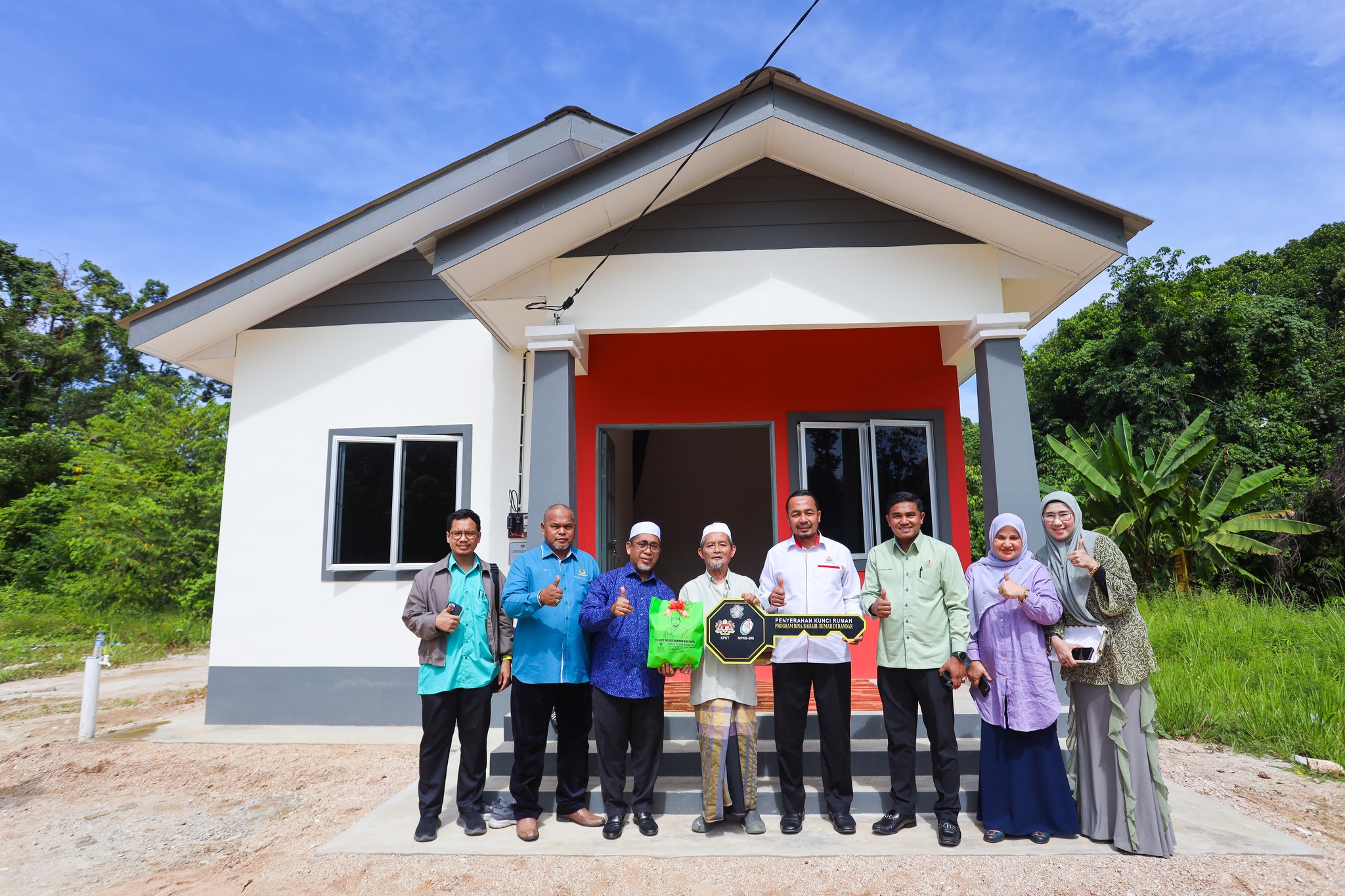 MAJLIS PENYERAHAN RUMAH BINA BAHARU PPKB DI BAWAH PERUNTUKAN KPKT