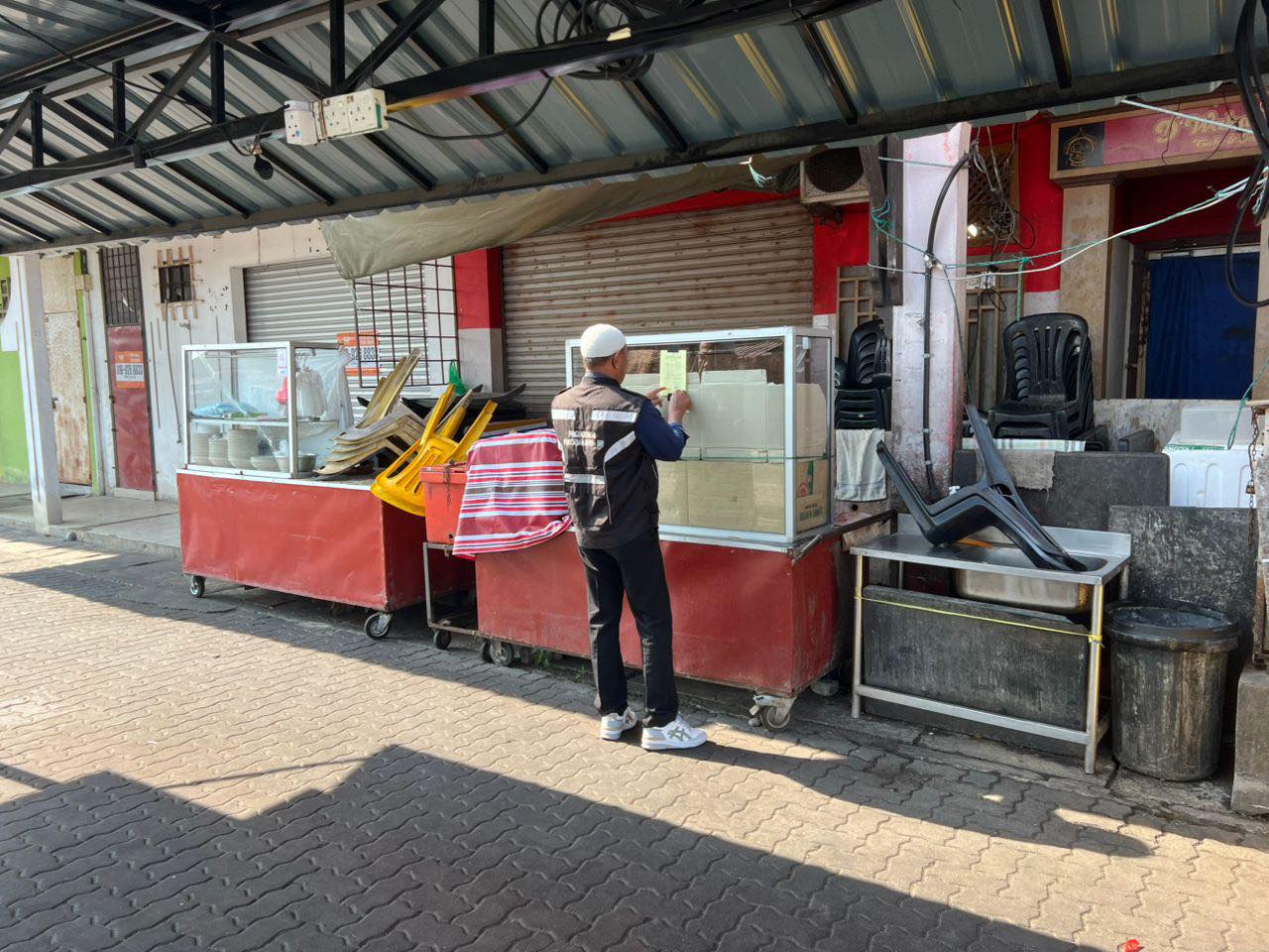 PENGUATKUASAAN PENJAJA MENINGGALKAN BARANG JUALAN SELEPAS TAMAT AKTIVITI PERNIAGAAN